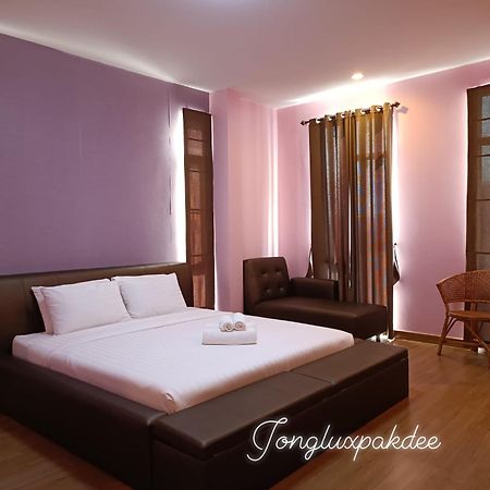 Jong Lux Pak Dee Bed and Breakfast Uttaradit Exteriör bild