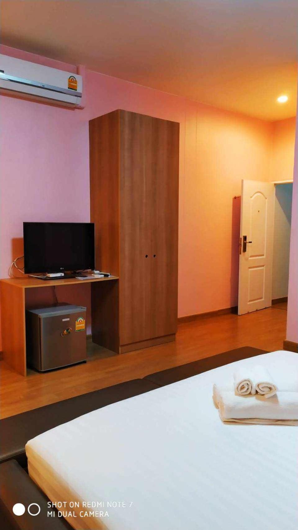 Jong Lux Pak Dee Bed and Breakfast Uttaradit Exteriör bild